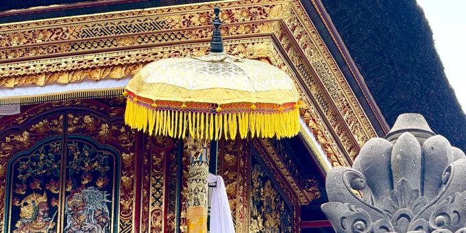 An einem Tempel in Ubud auf Bali ist ein Zeremonienschirm zu sehen. Der balinesische Hinduismus ist samt Mythen und Ritualen auf der Insel allgegenwärtig. bali