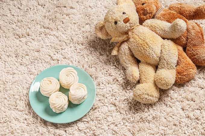 Insbesondere die Kleinen lassen gerne mal Süssigkeiten auf den Teppich fallen. teppich bären süßigkeiten