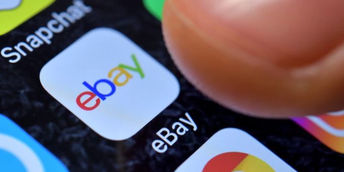 Eine Mutter inseriert ihr Baby gratis auf Ebay-Kleinanzeigen. (Symbolbild) Ebay Baby Mutter