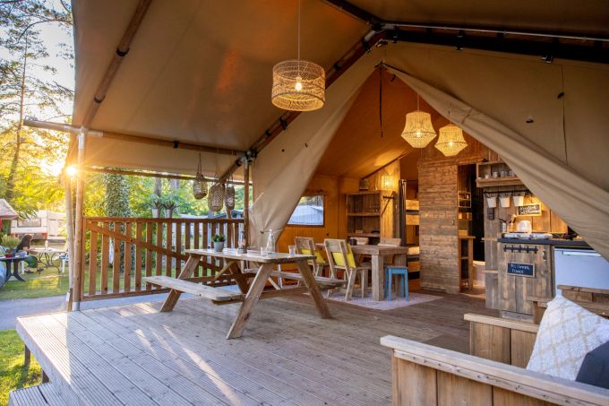 Ein besonderes Highlight für Familien sind die Safarizelte auf dem Platz in Flaach, die Camping-Feeling mit dem Komfort eines Ferienhauses verbinden. TCS Camping Flaach