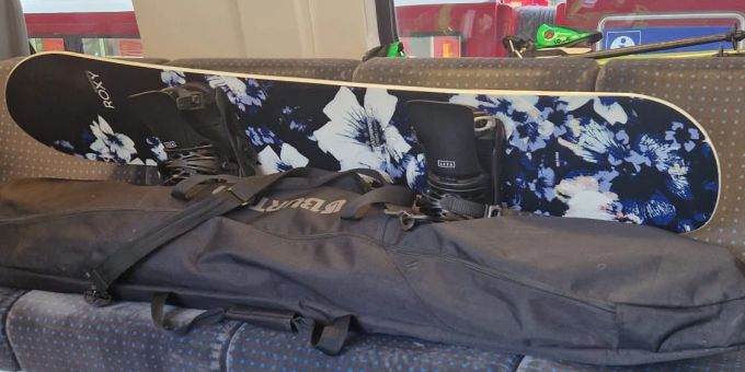 Auf einem Sitz deponierte Ski und Snowboards, wie hier im Zug von Chur nach Bern, gingen auch dieses Jahr viele vergessen. SBB Ski vergessen