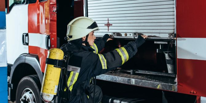 Frau Feuerwehrauto Löschgerät