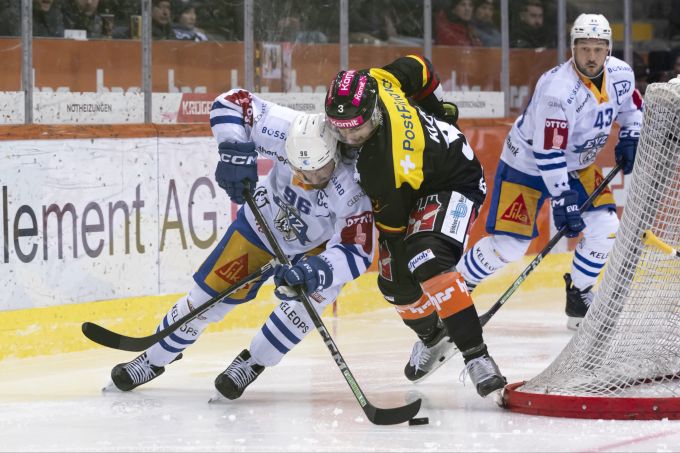 Daniel Vozenilek vom EV Zug im Duell mit Berns Lukas Klok. EV Zug