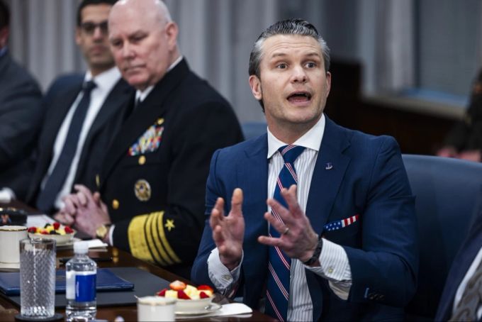 Auch US-Verteidigungsminister Pete Hegseth hat sich gegen einen NATO-Beitrag der Ukraine ausgesprochen. ukraine trump