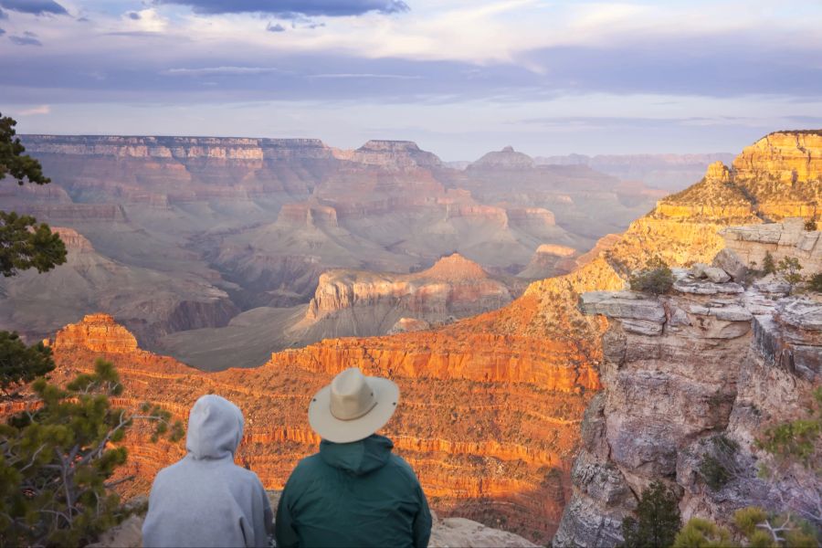 Zwei Menschen sitzen im Grand Canyon