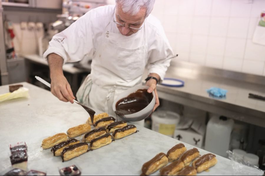 Er habe sie damals in Neapel erfunden, weil er zu viel Pistazien-Ganache übrig hatte.