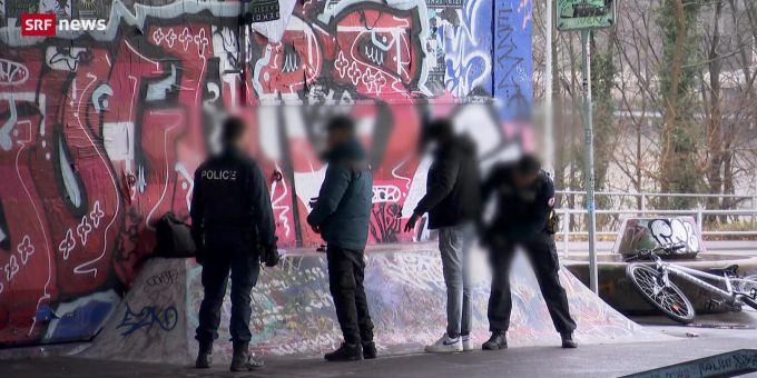 Eine Polizei-Kontrolle bei der Reitschule Bern am 8. Januar. Hier stellen die Polizisten eine kleine Menge Heroin sicher. reitschule bern polizei