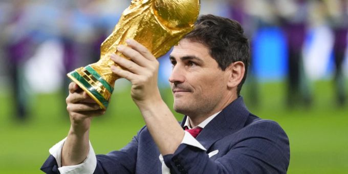 Iker Casillas hält den WM-Pokal anlässlich der Fussball-WM 2022. Iker Casillas