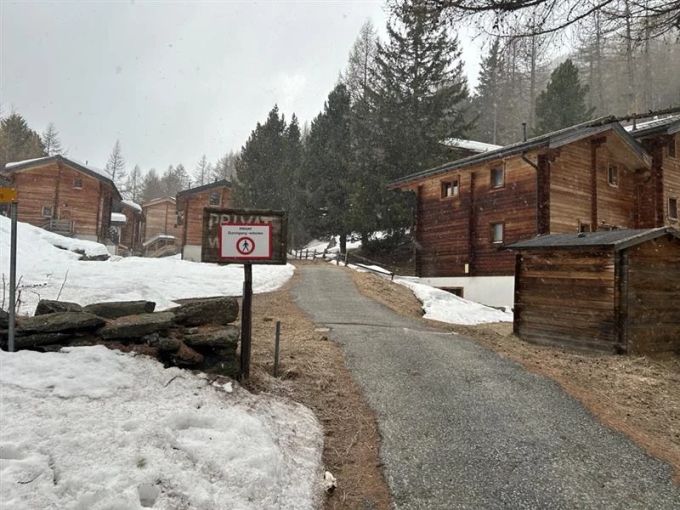 Vom «Last Christmas»-Chalet sieht man nur noch ein weisses Dach: Es findet sich vorne rechts hinter den grossen Tannen. wham chalet