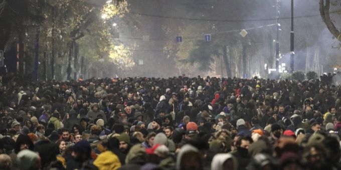 Seit Wochen demonstrieren täglich Tausende Menschen für eine Rückkehr zum EU-Kurs des Landes und für eine Wiederholung der Parlamentswahl vom Oktober. Hier ein Bild vom 4. Dezember. Georgien Proteste