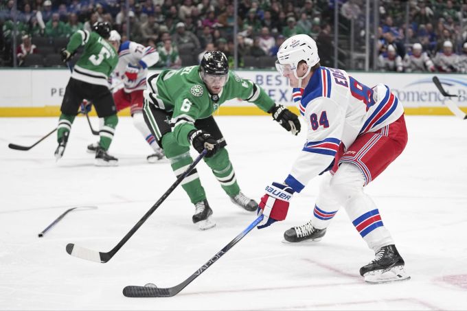 Lian Bichsel (links) feier einen Sieg in der NHL (Archivbild). NHL