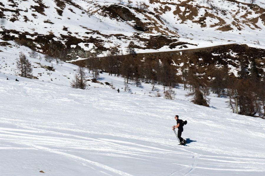 Gerade in den mittleren Berglagen war es aber die letzten Tage angenehm warm. Dieser Wintersportler in Bosco Gurin ist sogar kurzärmlig unterwegs.