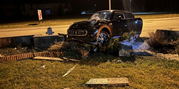 In Buchs AG kollidierte ein Mini mit einer Mauer. Slebstunfall