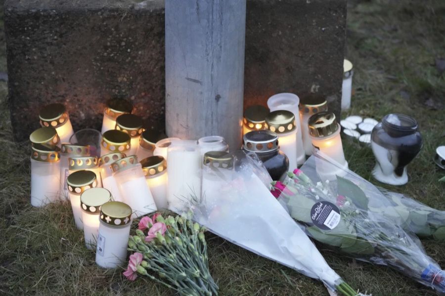 Kerzen und Blumen wurden an einer behelfsmässigen Gedenkstätte in der Nähe des Tatorts aufgestellt.