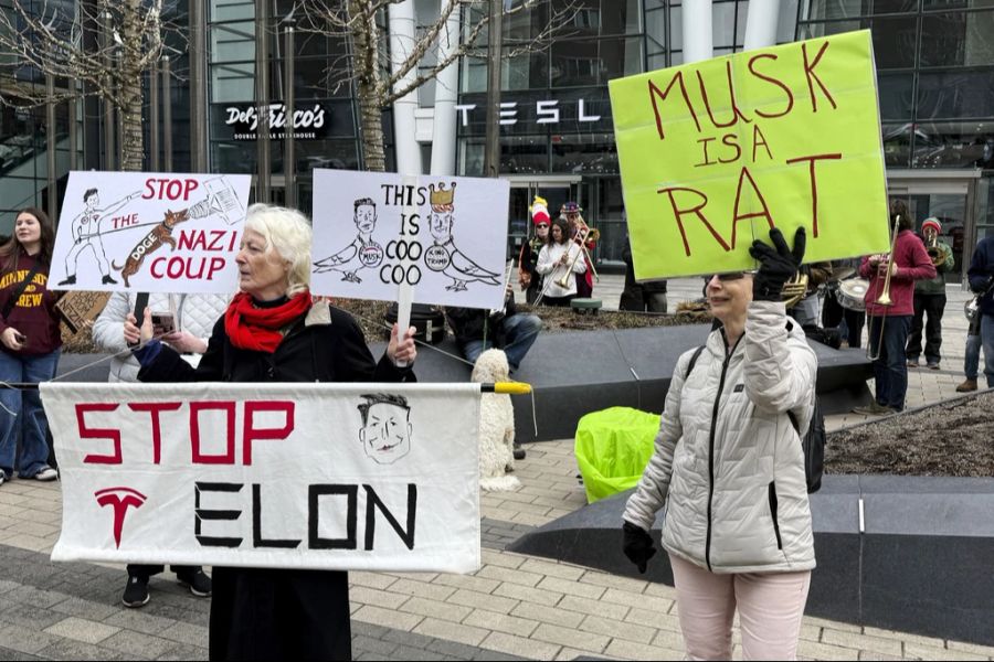 Der politische Standpunkt von Elon Musk stösst bei vielen sauer auf, wie auch bei diesen Protestierenden in Boston.