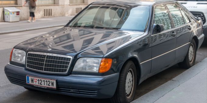 Die Mercedes-Benz Baureihe 140 S-Klasse wurde von 1991 bis 1998 produziert. Sie war als Limousine, Langversion und Coupé erhältlich. Es wurden über 400.000 Fahrzeuge hergestellt. Mercedes benz S-Klasse W140