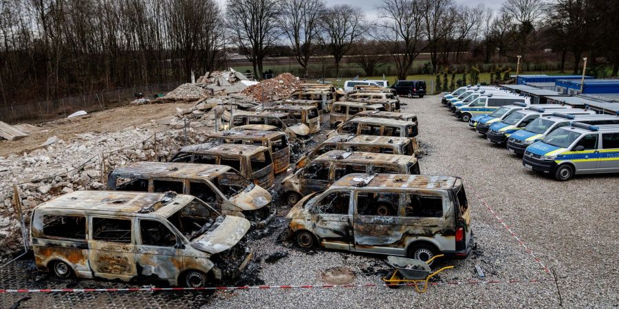 Brand von 23 Polizeiautos