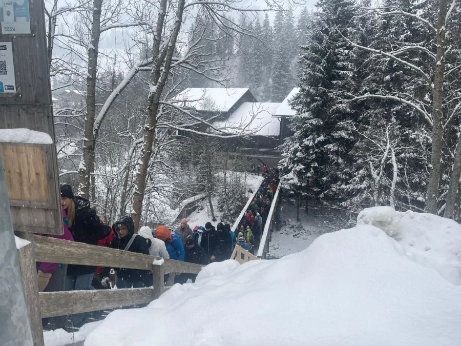 Sehr viele Romands sind vor Ort, die Loïc Meillard die Daumen drücken. Hier bei der Brücke zur Sillerenbahn.