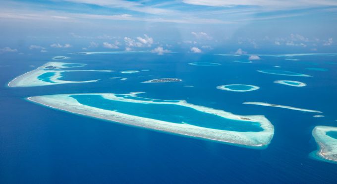 Der maledivische Archipel umfasst 26 Atolle mit über 1'000 Inseln und rund 2'000 fragilen Korallenriffen – ein Ökosystem, das durch den Klimawandel und den Anstieg des Meeresspiegels massiv gefährdet ist. Malediven von oben