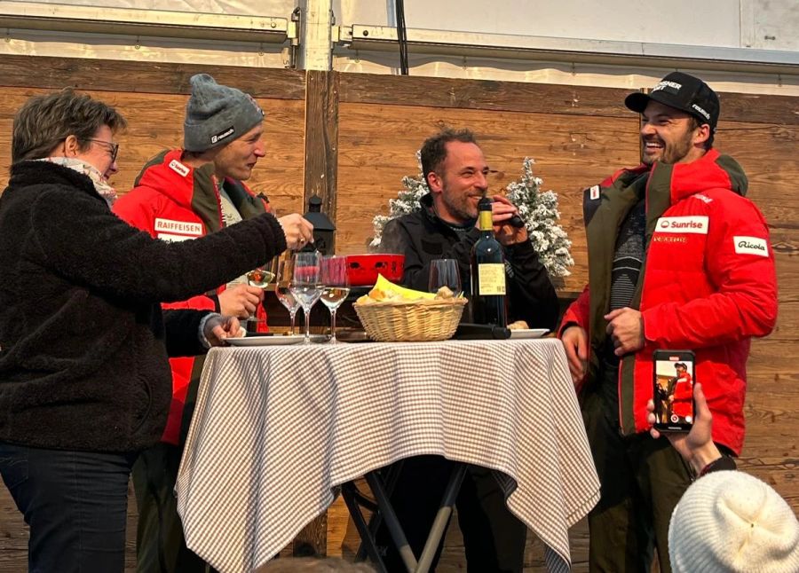 Nach den Plätzen 1 und 2 im Riesenslalom haben die beiden in Adelboden gut lachen.