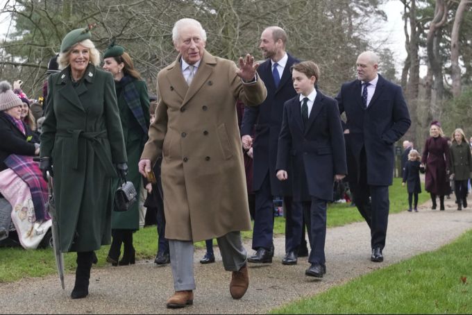 King Charles mit der Royal Family beim Spaziergang in Sandringham am 25. Dezember 2024. King Charles