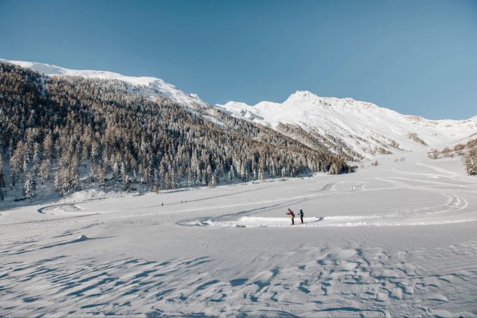 In Schlinig ist (auch) die Langlauf- und Biathlon-Elite unterwegs Wald Schnee Panorama Langläufer