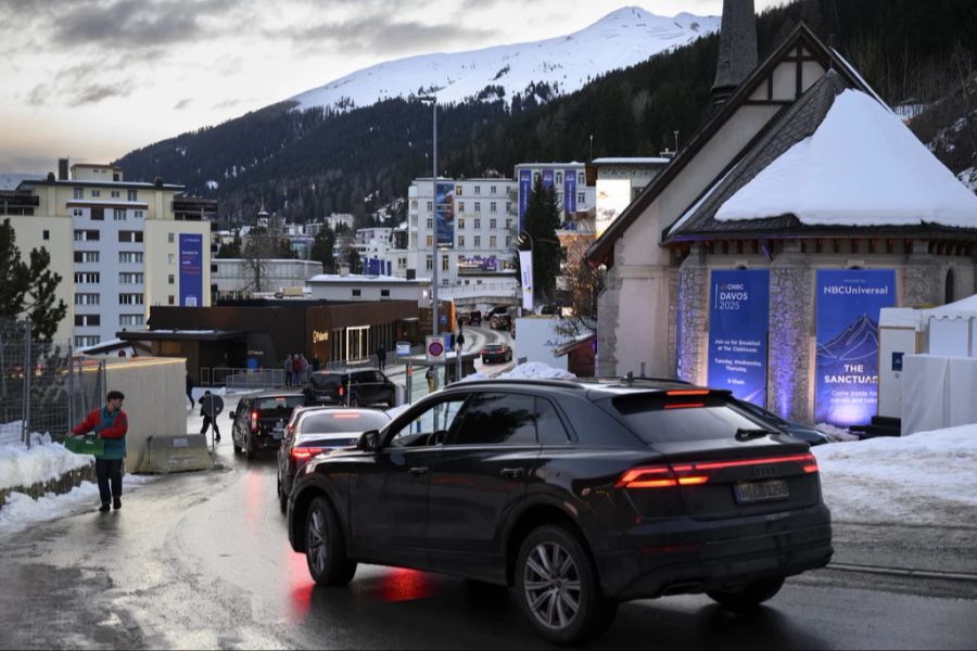 Verkehr während des WEF in Davos: Das Treffen bringt Unternehmer, Wissenschaftler und Politiker zusammen.