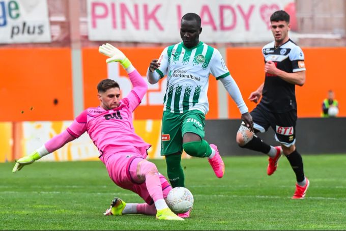 Saipi spitzelt den Ball in höchster Not gegen Akolo weg. Saipi