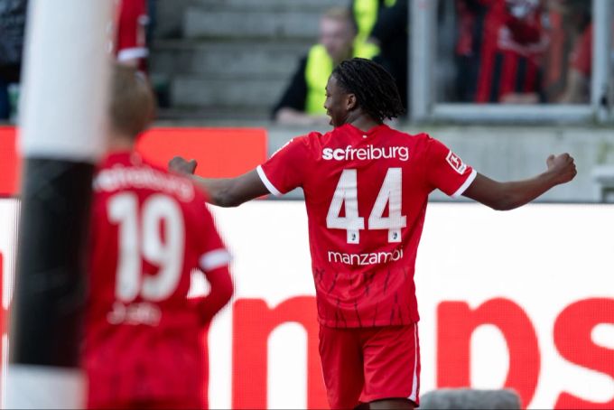 Johan Manzambi erzielt sein erstes Tor in der Bundesliga. Johan Manzambi Bundesliga Freiburg