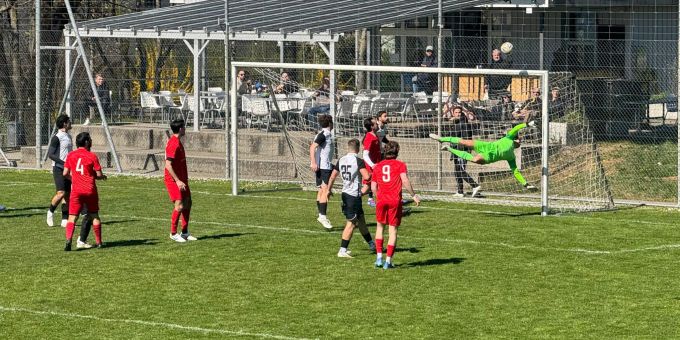 Lattenkopfball der Küsnachter. FC Küsnacht Herren 1 Lattenkopfball