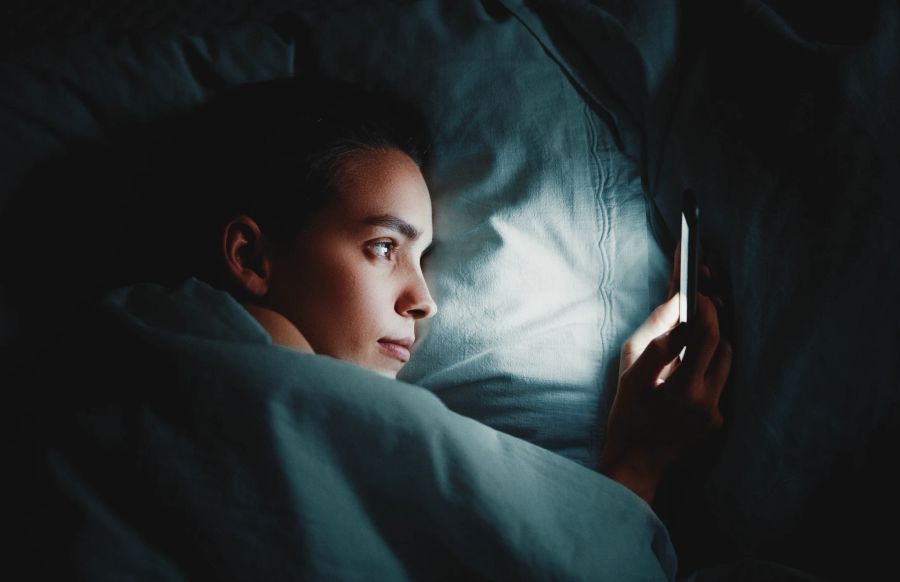 frau checkt mails auf handy