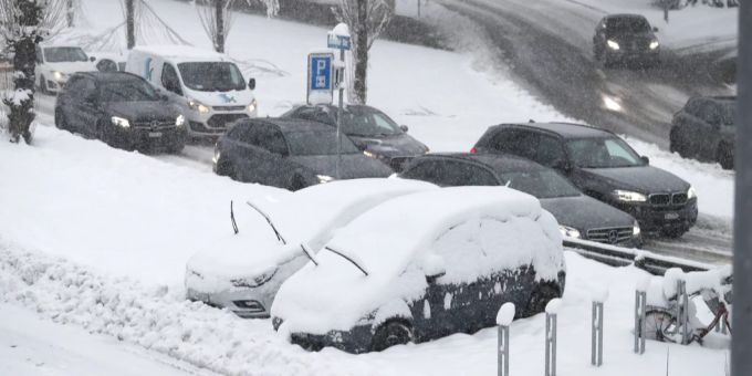 In Horw LU sollen eingeschneite Autos Parkbussen erhalten haben. (Symbolbild) Schnee Auto Parkplatz
