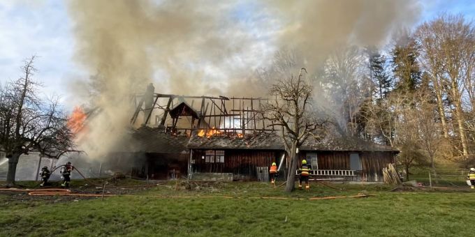Am Samstagnachmittag ist in Reisiswil ein Ökonomiegebäude eines Bauernhofs in Vollbrand geraten und vollständig ausgebrannt. Reisiswil