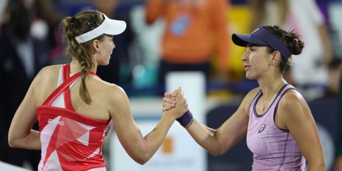 Belinda Bencic nimmt die Gratulation von Elena Rybakina entgegen. Belinda Bencic
