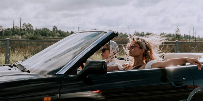 Das Fahren mit einem Cabrio ist wie ein Mini-Urlaub. Es ist eine Möglichkeit, dem Alltag zu entfliehen und die Freiheit zu geniessen. Frauen, Cabrio