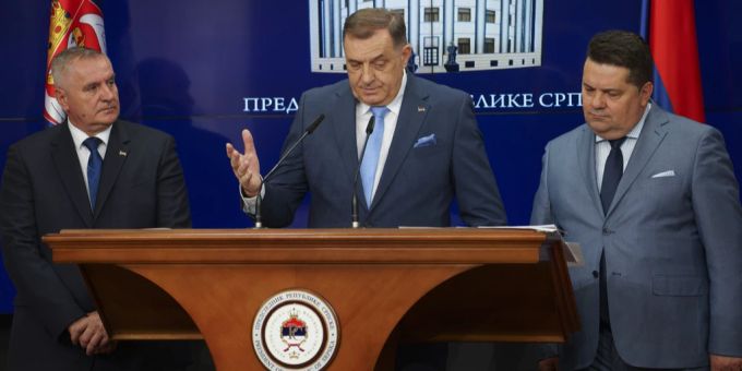 RS-Präsident Milorad Dodik (M.), RS-Ministerpräsident Radovan Viskovic (l.) und RS-Parlamentspräsident Nenad Stevandic (r.). Republika Srpska Bosnien