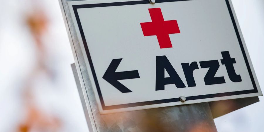 Ärzte fordern eine Strafgebühr für Patienten, die gebuchte Termine beim Arzt nicht wahrnehmen. (Symbolbild)