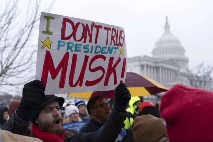 «Ich vertraue Präsident Musk nicht», steht auf dem Schild, das ein Demonstrant hochhält, bei einer Kundgebung gegen die Politik von Präsident Donald Trump und Elon Musk vor dem US-Kapitol. Trump Musk Kundgebung Demo