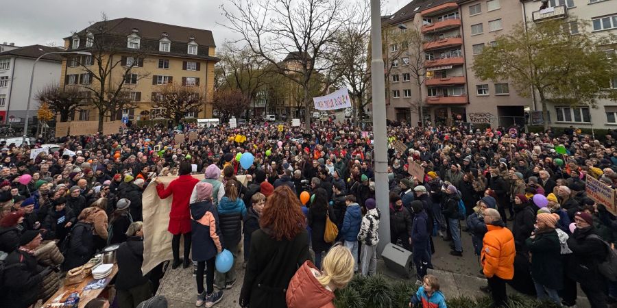 Rund 1000 Personen nehmen an der «Sugus»-Demo teil.