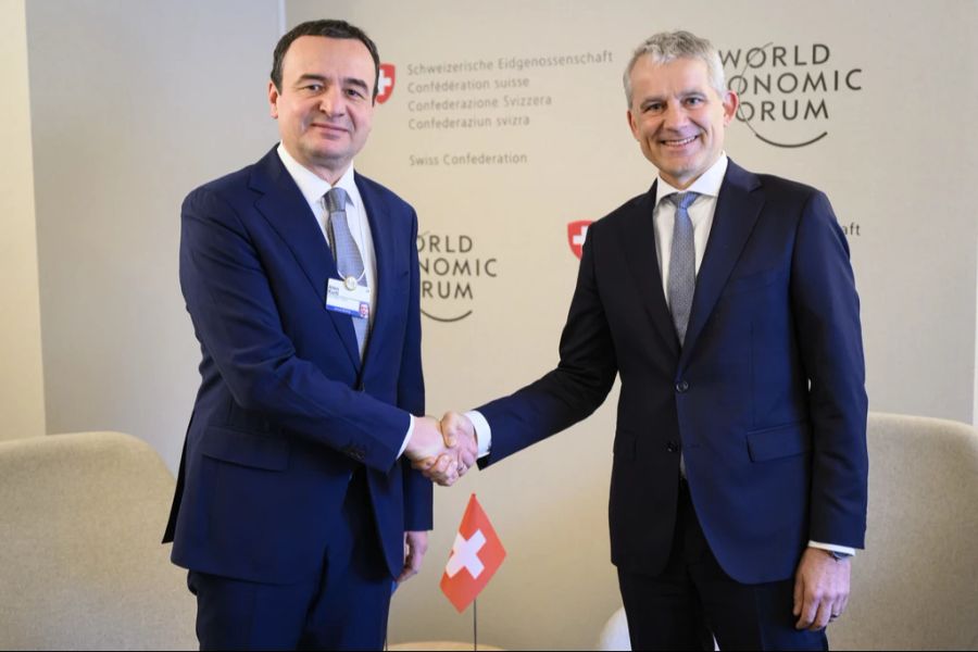 Albin Kurti, Premierminister Kosovo, trifft den Schweizer Justizminister Beat Jans am 17. Januar 2024 am WEF in Davos.