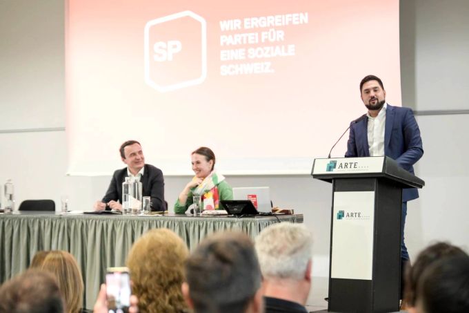 Der kosovarische Ministerpräsident Albin Kurti tritt an einer SP-Wahlkampfveranstaltung zusammen mit Co-Parteipräsident Cédric Wermuth auf, am 23. September 2023. Albin Kurti Cédric Wermuth