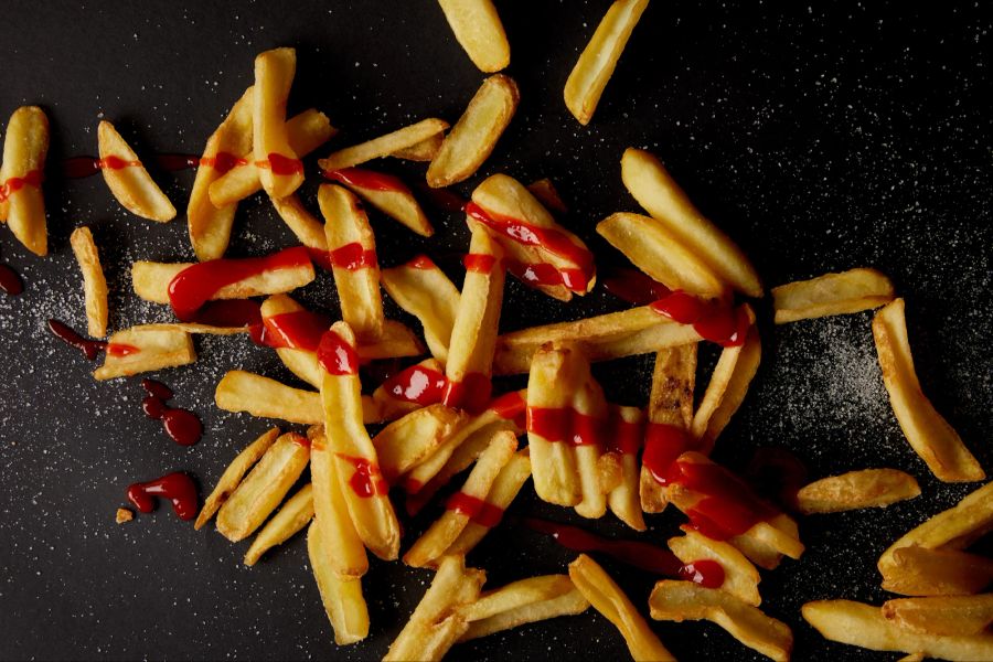 Pommes mit Ketchup