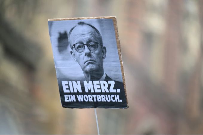 Wegen des Zusammenspannens mit der AfD steht Friedrich Merz stark in der Kritik. merz