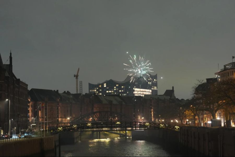 In Hamburg starb ein 20-Jähriger, nachdem er auf einem Feld ein Feuerwerk zündete.