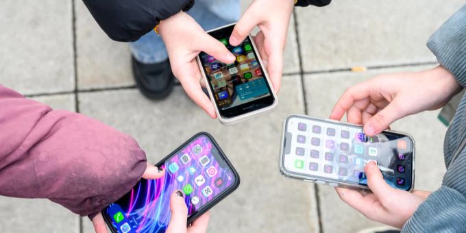 Die Junge Mitte fordert mehr Schutz für Kinder beim Handykonsum. Smartphone