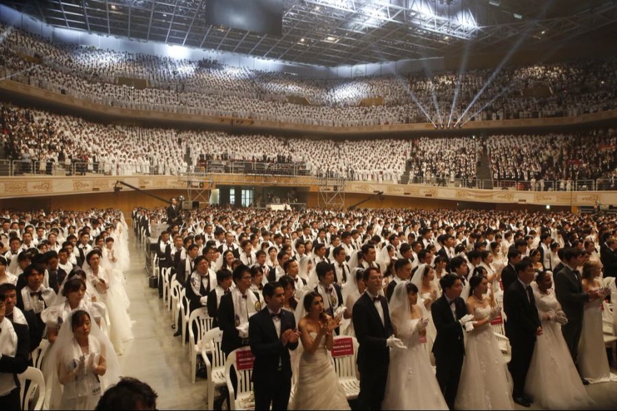 Wenn hier alle Reis streuen würden, wärs wohl ziemlich rutschig: Eine Massenhochzeit in Südkorea.