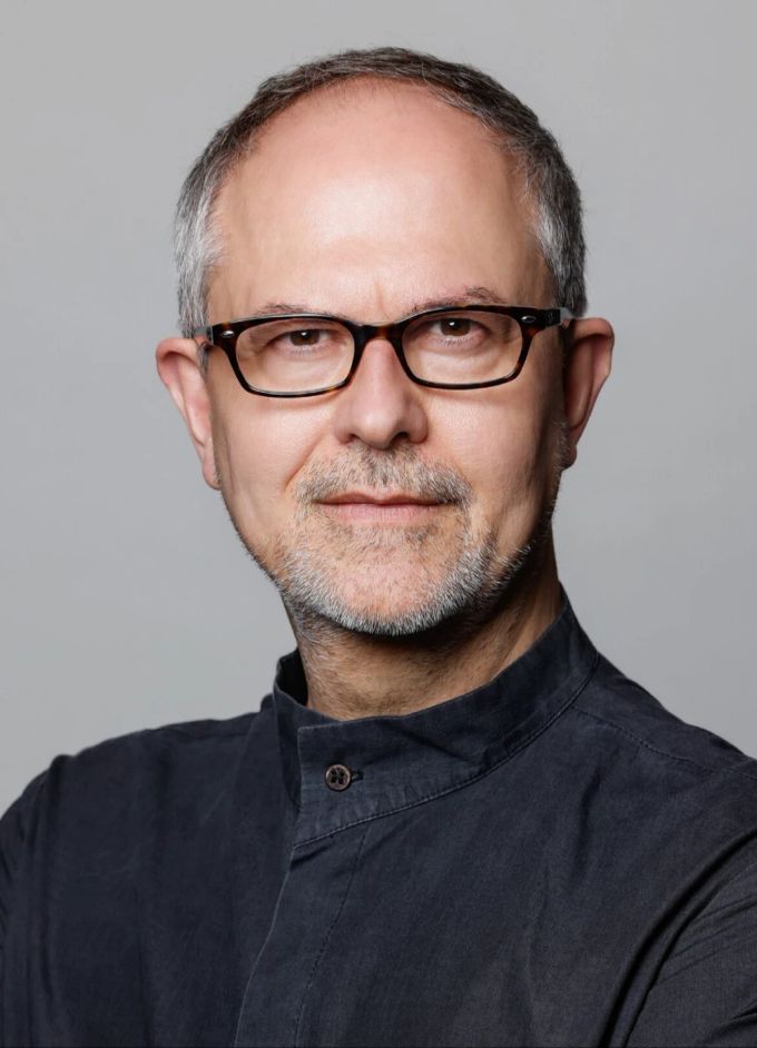 Gil Mehmert führt Regie. Porträtfoto Mann schwarz Brille