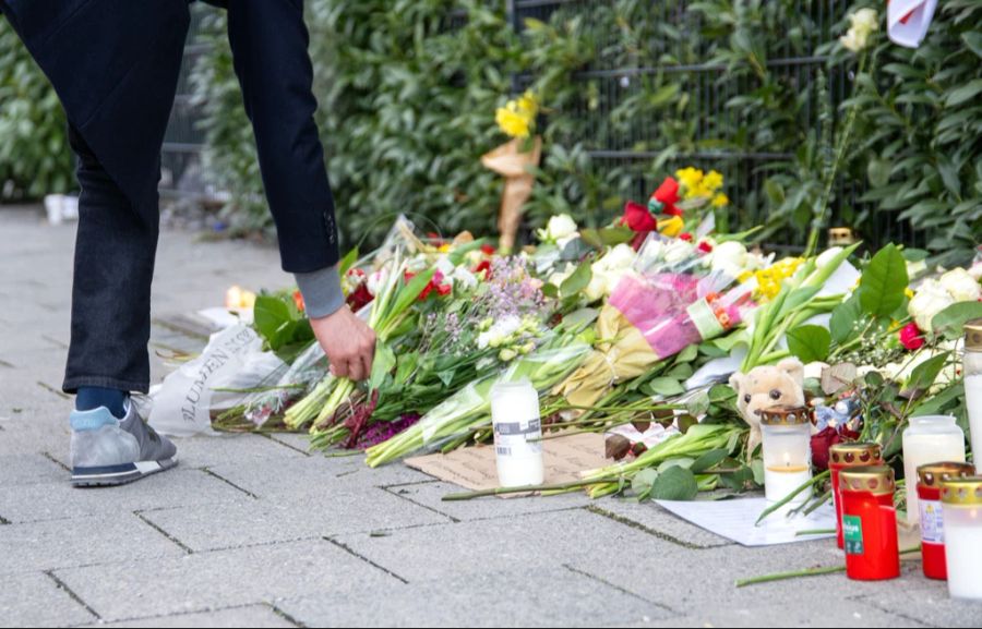 Die Terror-Anschläge in Europa nehmen nachweislich zu. Im Bild: Ein Mann legt Blumen in der Münchner Innenstadt nach der Terror-Fahrt Blumen nieder.