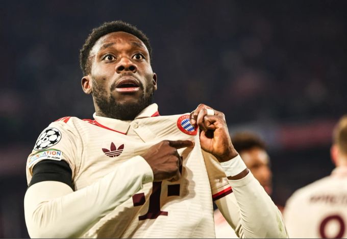 Alphonso Davies feiert sein Tor in der Champions League. Champions League