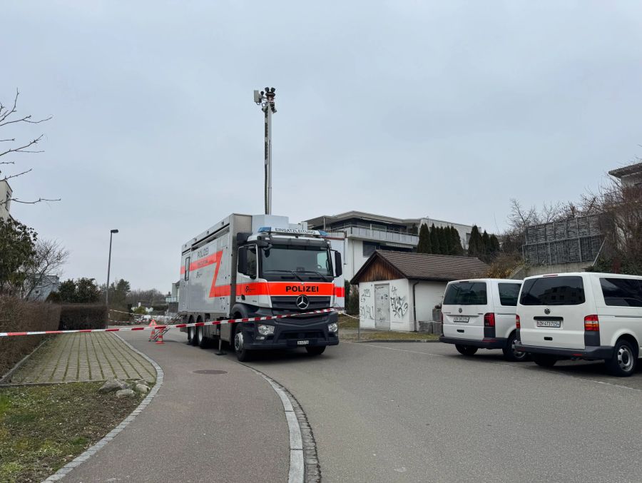 Ein Fahrzeug der Kapo Zürich am Tatort.